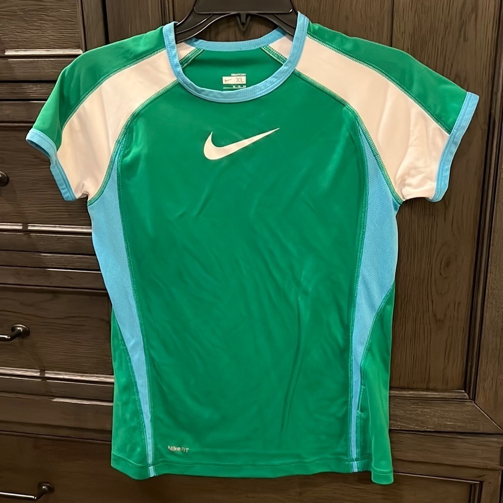Nike FIT DRY girls shirt, EUC